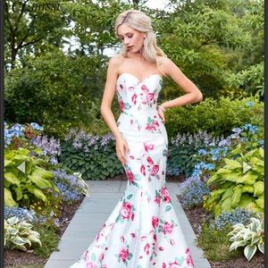 Clarisse Mermaid style Floral Prom Dress. Size 0